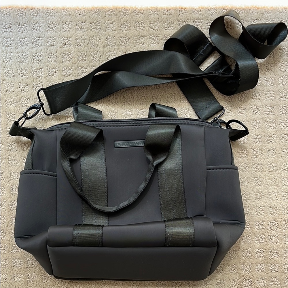 Crossbody Bag with Minimalist Design and Detachable Strap